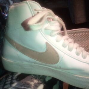 Nike blazer size 5 white creme